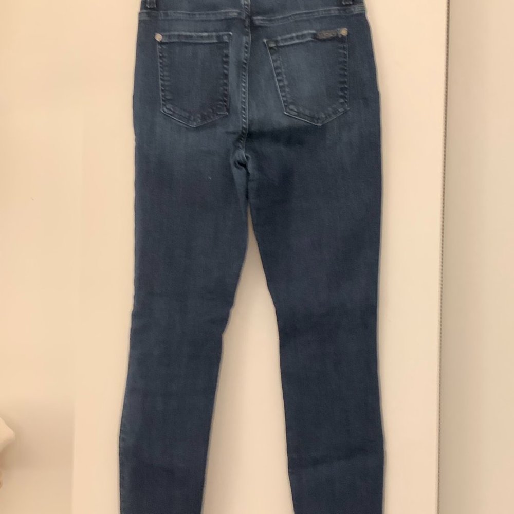 Skinny high-waisted jeans ripped at the knees
